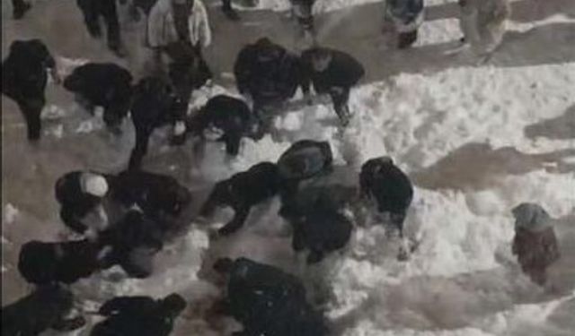 Çatıdan düşen kar kütlesinin altında kalan öğrenci yaralandı