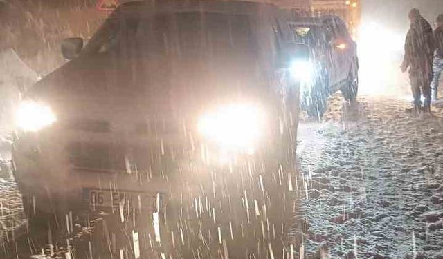 Hakkari'de çığ düştü: Çok sayıda araç yolda mahsur kaldı