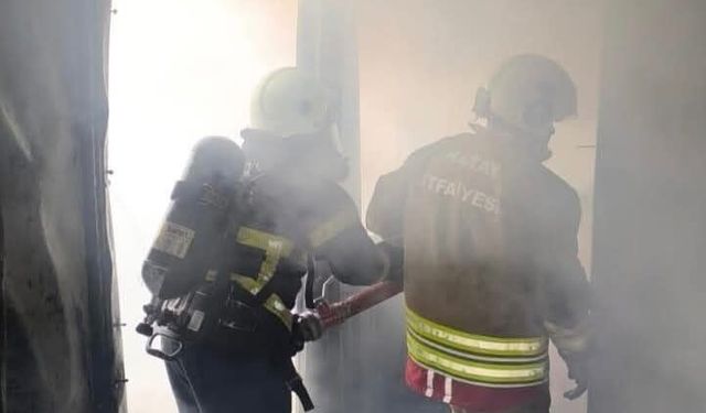 Hatay'da alevlere teslim olan konteyner kullanılamaz hale geldi