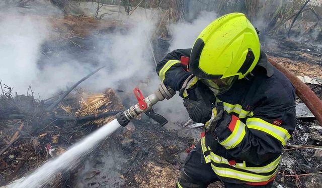 Hurdalıkta çıkan yangın gökyüzünü kara dumanla kapladı