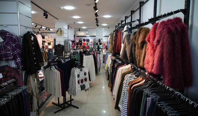 İç çamaşırı hırsızlığı kamerada: Gülerek girdiler, çalarak çıktılar