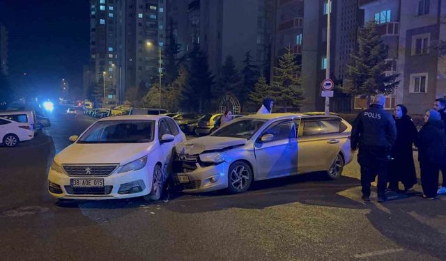 İki otomobil çarpıştı: 1 yaralı