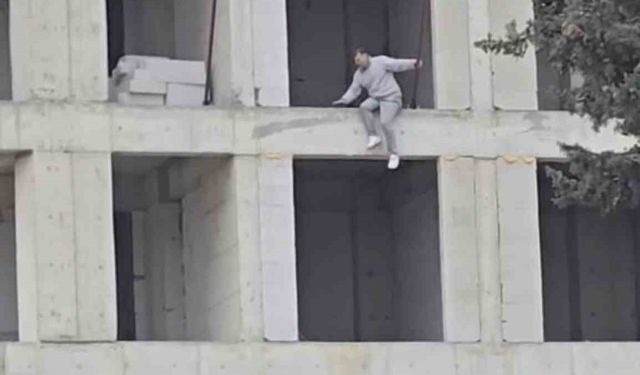 İnşaata çıkıp atlamak isteyen kişi ikna edildi