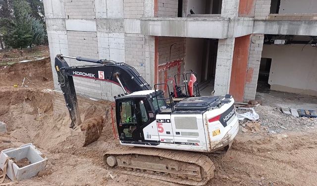 İş makinesi ile duvar arasında sıkışan işçi hayatını kaybetti