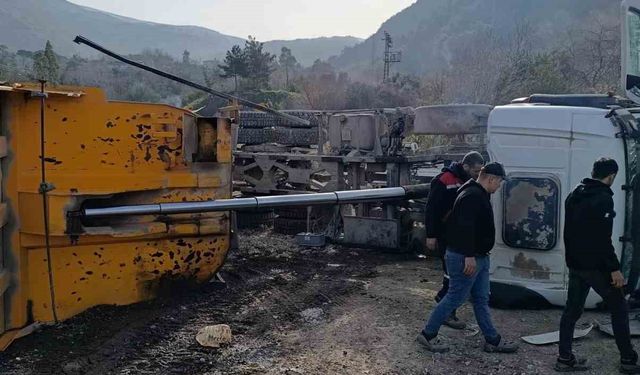 İskenderun'da devrilen hafriyat kamyonunun sürücüsü yaralandı