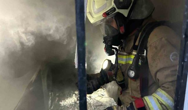 İskenderun'da yangında dumandan etkilenen vatandaşı itfaiye kurtardı