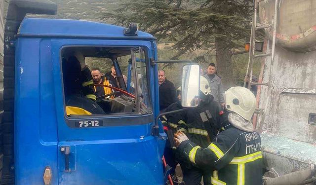 Isparta'da kamyonet ile mikser çarpıştı: 1 yaralı