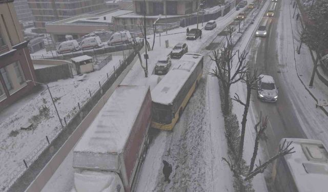 İstanbul'da kar kazaları da beraberinde getirdi, İETT otobüsü park halindeki kamyona çarptı