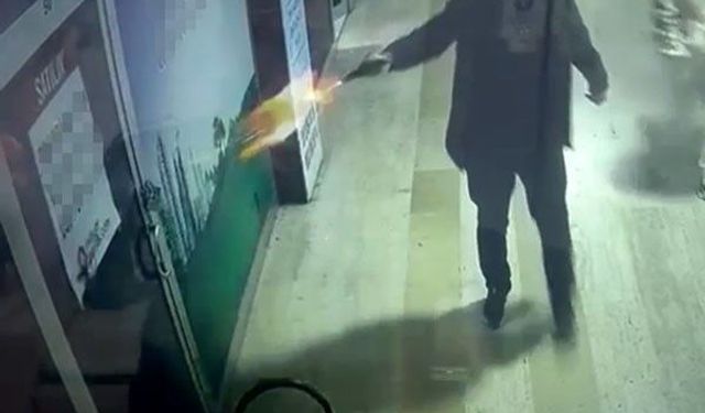 İşyerini mermi yağmuruna tuttu, elini kolunu sallayarak uzaklaştı: O anlar kamerada