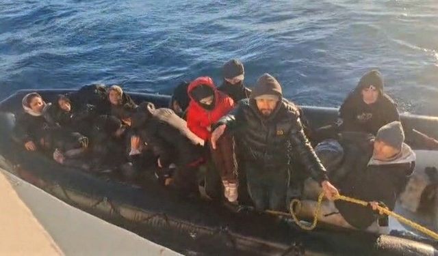 İzmir açıklarında 28 düzensiz göçmen yakalandı, 39 göçmen kurtarıldı