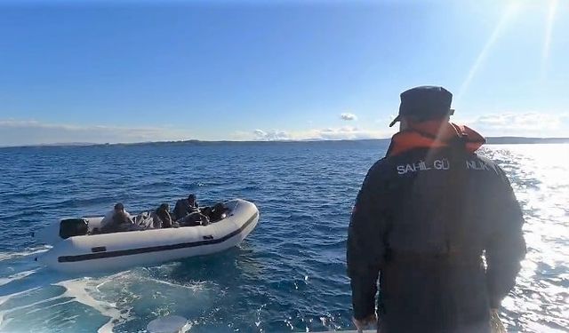 İzmir açıklarında 43 düzensiz göçmen yakalandı