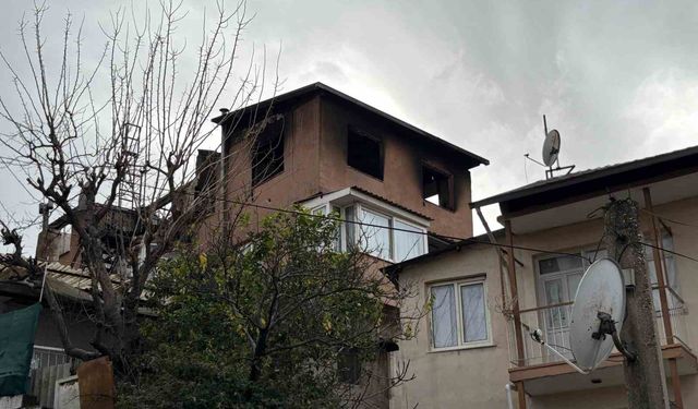 İzmir'de 3 katlı binanın çatı katında yangın