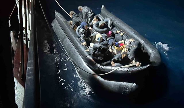 İzmir'de 33 göçmen kurtarıldı, 17 göçmen yakalandı