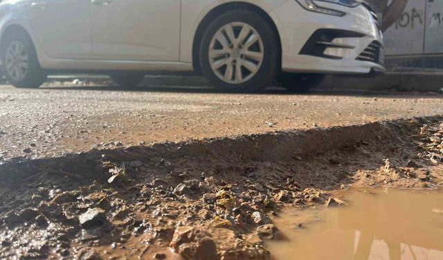 İzmir'de altyapı çalışmaları yolları köstebek yuvasına çevirdi