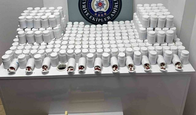 İzmir'de durdurulan araçtan binlerce uyuşturucu hap çıktı