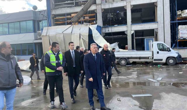İzmir'de fırtınada 9 fabrika ve 5 konut hasar gördü