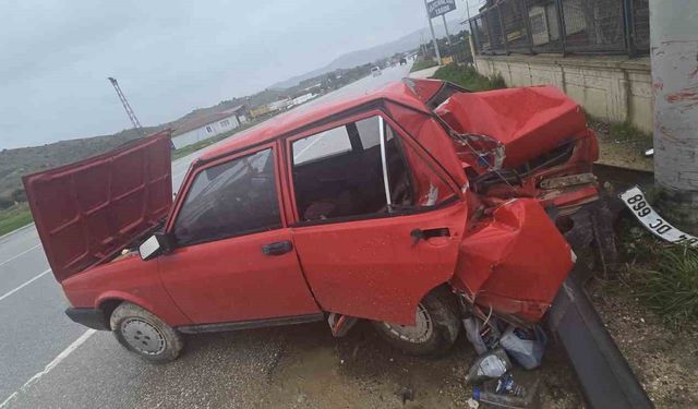 İzmir'de otomobil kontrolden çıktı: 2 yaralı