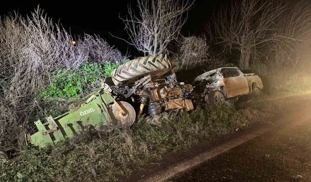 İzmir'de pikap traktöre arkadan çarptı: 2 yaralı
