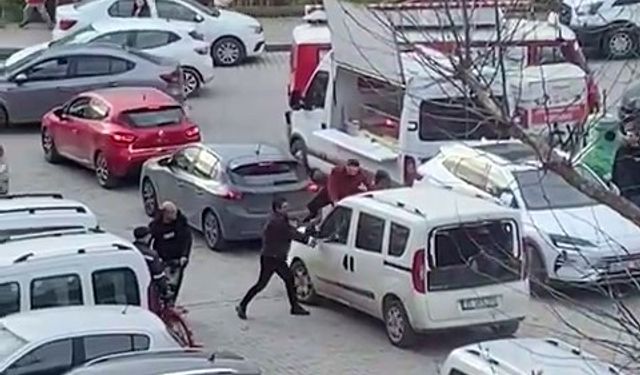 İzmir'de polis merkezi önünde sopayla darp kamerada
