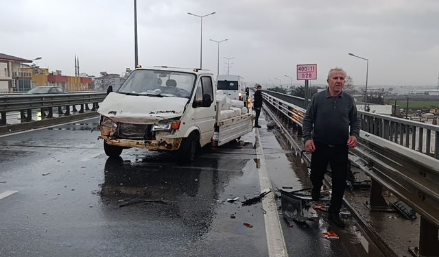 Kamyonet kazasında etilen tüpler yola saçıldı