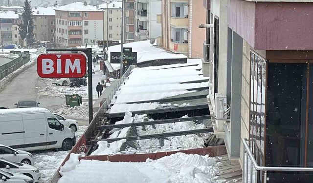 Kar birikintisi zincir marketin çatısını çökertti