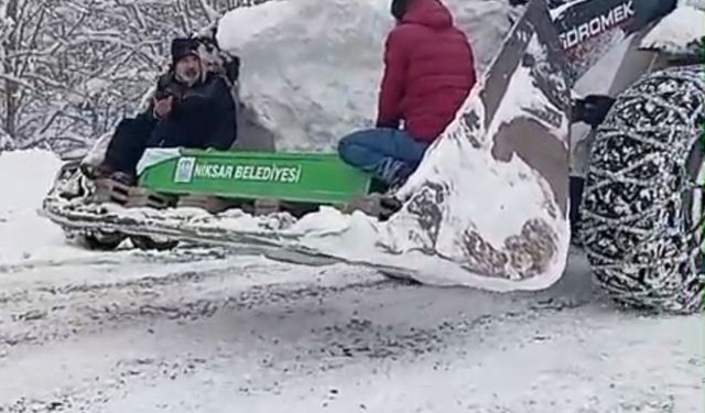 Kar nedeniyle yol kapandı, cenaze iş makinesiyle taşındı