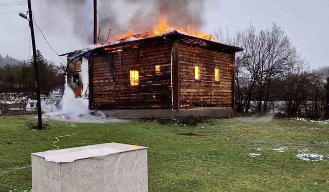 Karabük'te 450 yıllık ahşap cami alevlere teslim oldu