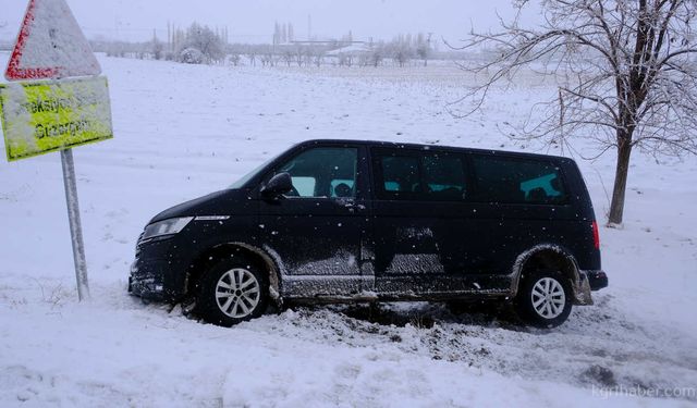 Karaman'da karlı yolda kontrolden çıkan minibüs şarampole indi