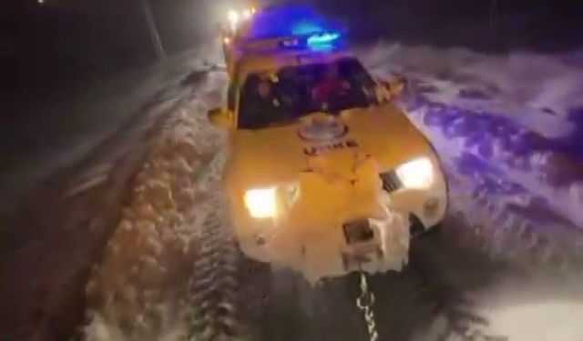 Karlı yolda mahsur kalan ekiplerin yardımına köylüler yetişti