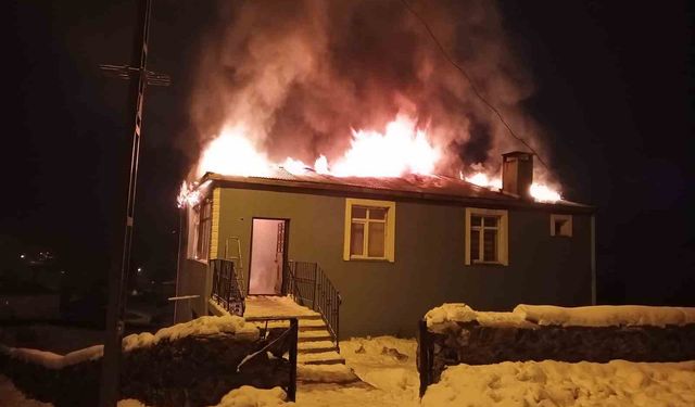 Kars'ta imam evi alev alev yandı