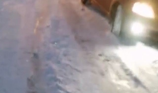 Kars'ta kara saplanan araçlar vatandaşlar tarafından kurtarıldı