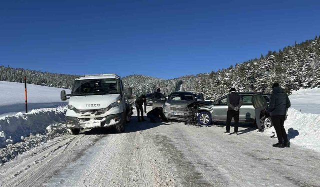 Kartalkaya yolunda 2 cip kafa kafaya çarpıştı