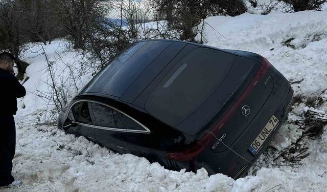 Kartalkaya yolunda lüks araç kara saplandı
