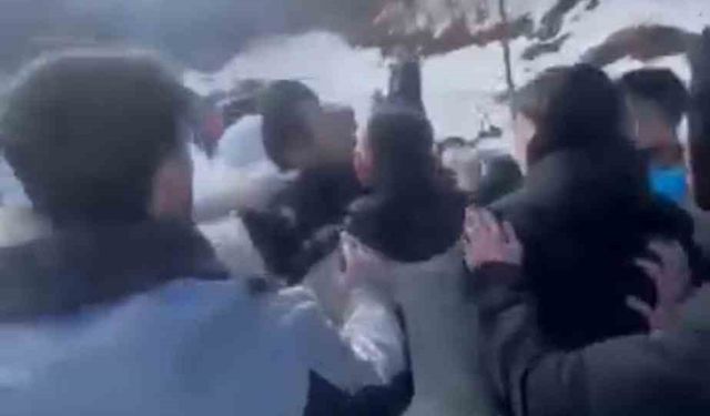 Kartepe'de tartışma kavgaya döndü: Baba, çocuklarının yanında darp edildi