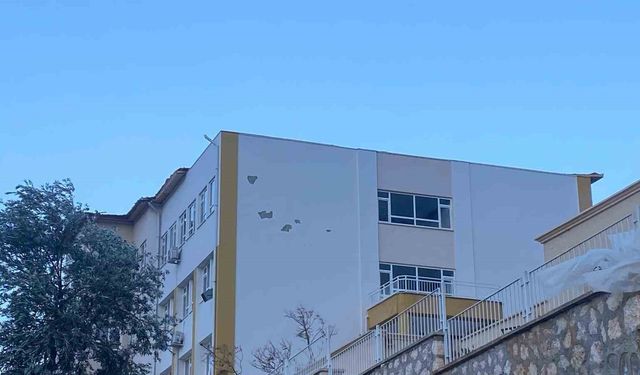 Kaş'ta fırtına bir okulun çatısına zarar verdi