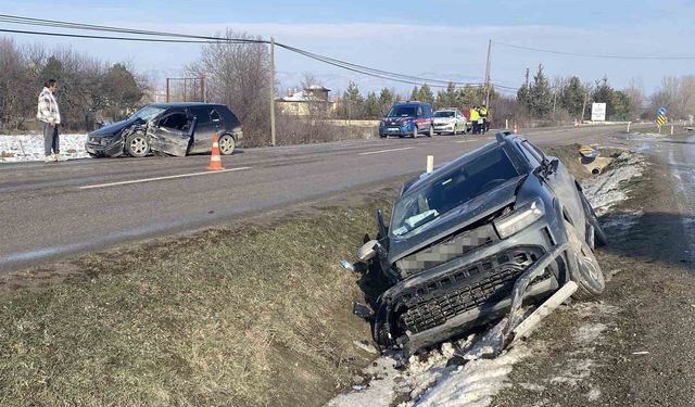 Kastamonu'da otomobil ile cip çarpıştı: 3 yaralı