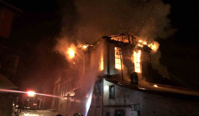 Kastamonu'da üç katlı tarihi konak yangında küle döndü