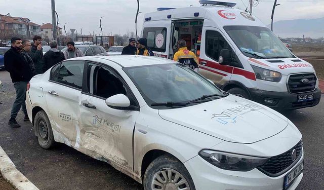 Kavşakta 2 otomobil çarpıştı: 1 yaralı