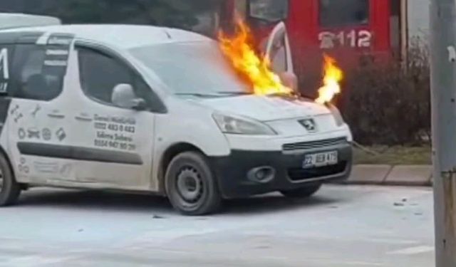 Kavşakta alevli anlar, trafik kilitlendi