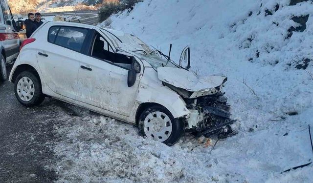 Kayan otomobil, yol kenarındaki araca çarptı