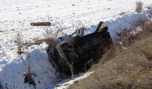 Kaza yapan Fiat Tofaş marka otomobil şarampole yuvarlandı: 1'i ağır 4 yaralı