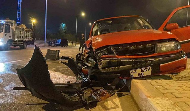 Kaza yapan hafifi ticari aracın radyatörü 30 metre fırladı: 1 yaralı