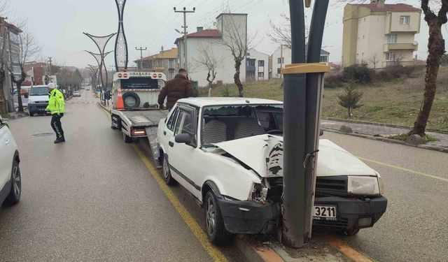 Keşan'da aydınlatma direğine çarpan otomobildeki 2 kişi yaralandı