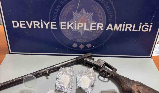 Keşan'da polisin arama yaptığı araçta uyuşturucu ve ruhsatsız tüfek ele geçirildi