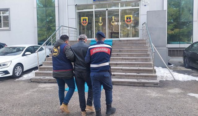 Kesinleşmiş 25 yıl cezayla aranan şüpheliyi jandarma yakaladı