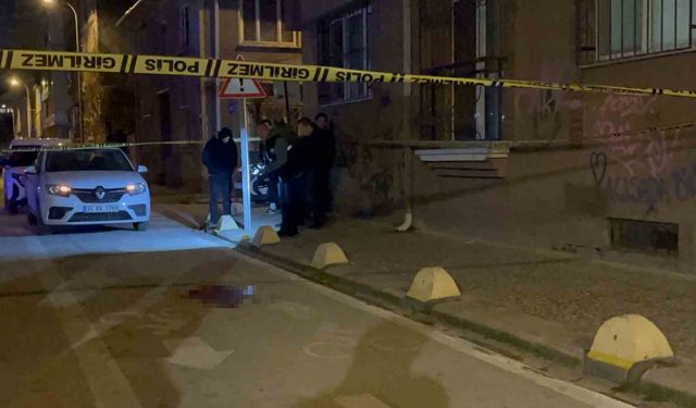 'Kız' kavgası kanlı bitti: 4 yerinden bıçaklanan genç ağır yaralandı