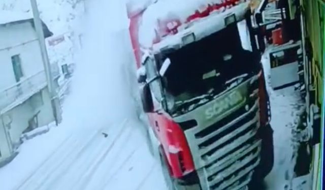 Kontrolden çıkan tır eve çarptı: Kaza anı kamerada