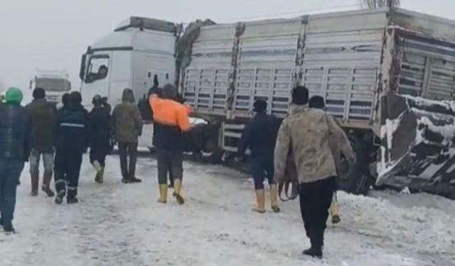 Kontrolden çıkan tır yolu kapattı, kilometrelerce araç kuyruğu oluştu