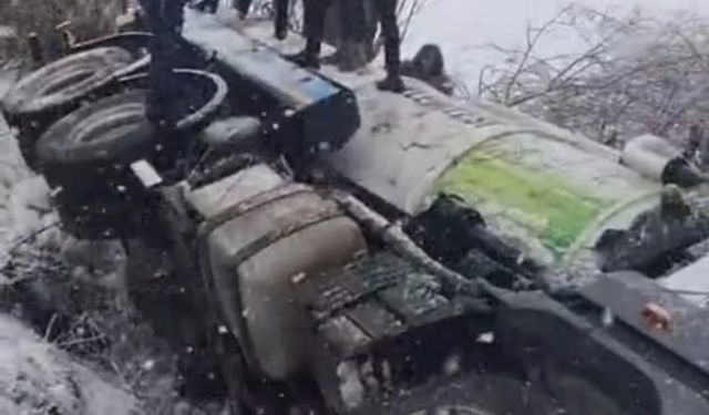 Kontrolden çıkan vidanjör şarampole devrildi