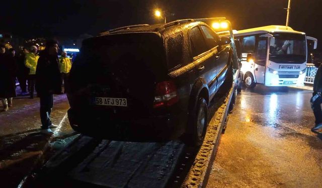 Köprü korkuluklarında asılı kalan cip nehre düşmekten son anda kurtuldu